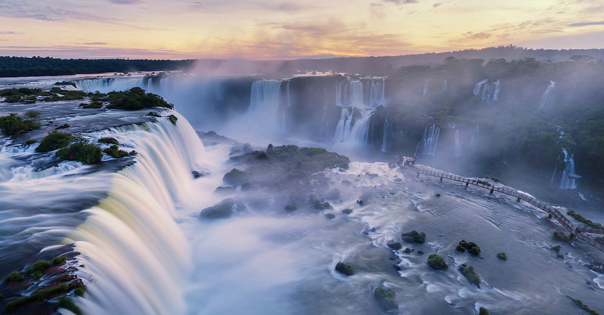 6. Thác Iguazu - biên giới của Brazil và Argentin: Nổi tiếng trên toàn thế giới, Iguazu là một trong những thác nước thiên nhiên hùng vĩ và cao ngoạn mục. Nơi đây thu hút lựng du khách ghé thăm nhiều nhất nước Mỹ. Việc khai thác du lịch ở các thác nước vừa tăng khả năng kinh tế, vừa góp phần quảng bá hình ảnh đất nước. Tuy nhiên, nếu không quản lý chặt chẽ đây sẽ là con dao hai lưỡi giết chết hệ thống sinh thái xung quanh. Các biện pháp xử lý rác thải, khai thác phát triển du lịch bền vững cần được ưu tiên.