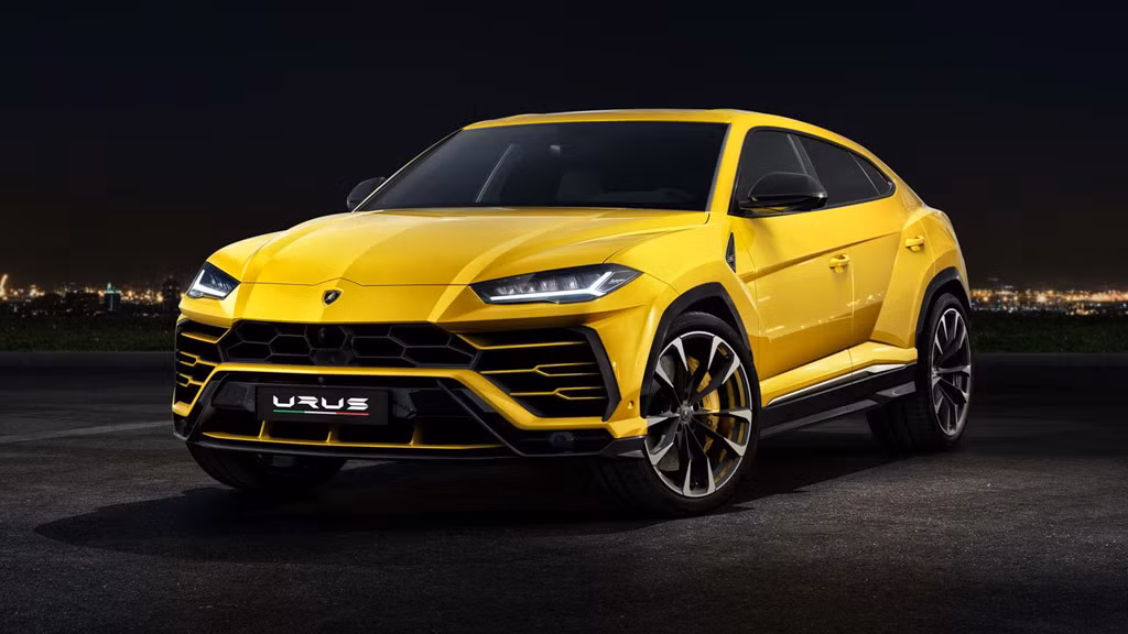 3. Lamborghini Urus: Dù được mệnh danh là siêu SUV nhanh nhất thế giới, nhưng ở khả năng chạy nước rút thì Lamborghini Urus chỉ đứng thứ 3. Lamborghini Urus được trang bị động cơ tăng áp V8 4.0 lít Twin-Turbo, sản sinh công suất cực đại 650 mã lực và mô-men xoắn 850 Nm. Xe có thể tăng tốc 0-100 km/h trong vòng 3,6 giây, 0-200 km/h sau 12,8 giây và vận tốc tối đa hơn 305 km/h. Lamborghini Urus có giá 200.000 USD.