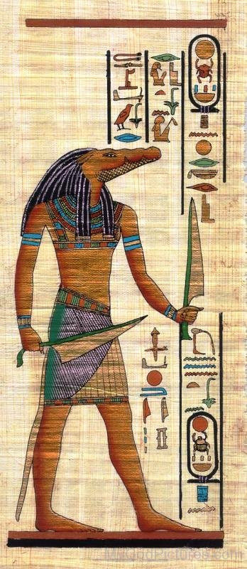 Tại các đền thờ thờ thần Sobek, cá sấu được nuôi trong hồ nước, đeo trang sức và được người dân thờ phụng.