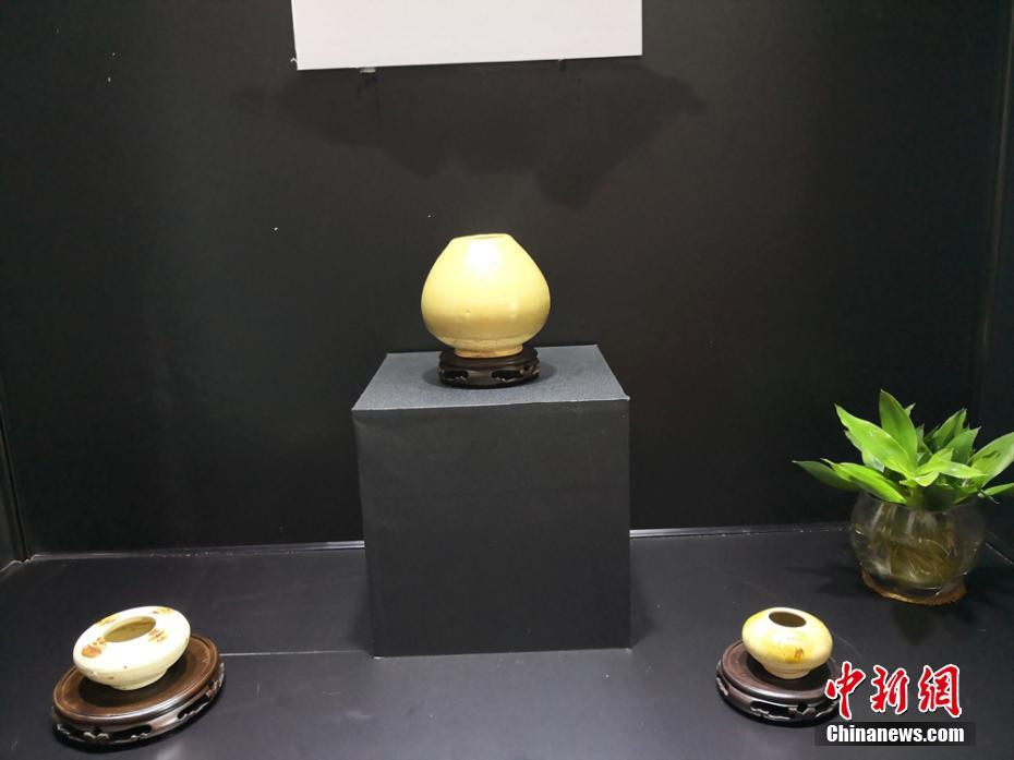 Một số cổ vật gắn liền với đời sống của các học giả Trung Quốc được làm từ gốm sứ.