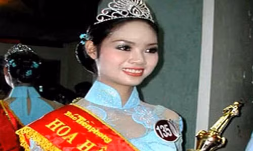 Hoa hậu Mai Phương lúc đăng quang năm 2002.