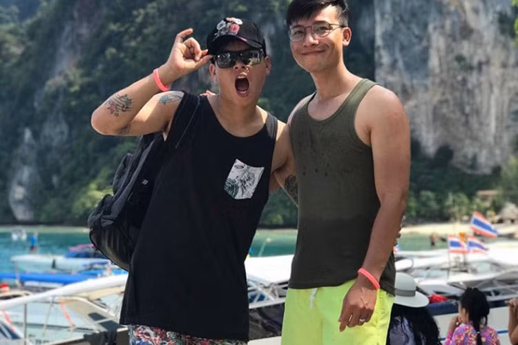 John Huy Trần là một biên đạo múa tài ba được khán giả biết đến nhiều qua các cuộc thi nhảy và game show trên truyền hình. Nam giám khảo không ngại công khai giới tính thật khi là người đồng tính. Vào ngày lễ Tình nhân 2017, anh dàn dựng một clip cầu hôn bạn trai công phu khiến mọi người vô cùng ngưỡng mộ.