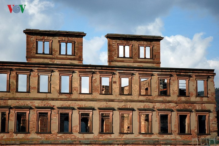 Theo nhiều tài liệu còn ghi lại thì tòa lâu đài được bắt đầu xây dựng từ khoảng năm 1214. Ban đầu nó chỉ là một pháo đài của vùng. Từ đó cho tới thời kỳ Phục hưng, nó đã được nâng cấp từ pháo đài lên thành một lâu đài với kiến trúc kiên cố và tiện nghi.