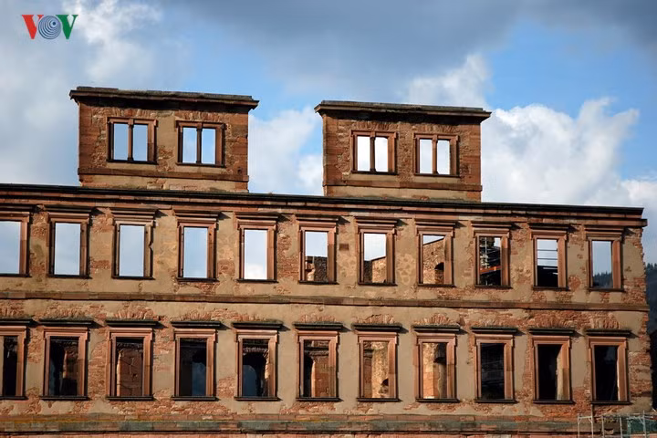 Theo nhiều tài liệu còn ghi lại thì tòa lâu đài được bắt đầu xây dựng từ khoảng năm 1214. Ban đầu nó chỉ là một pháo đài của vùng. Từ đó cho tới thời kỳ Phục hưng, nó đã được nâng cấp từ pháo đài lên thành một lâu đài với kiến trúc kiên cố và tiện nghi.