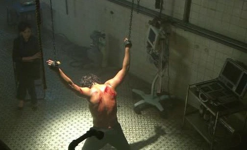 Vì vậy, những điệp viên bị bắt giữ thường trải qua vô số kiểu tra tấn, biện pháp thẩm vấn rùng rợn của đối phương. Theo đó, điệp viên sẽ chịu sự dày vò cả về thể xác lẫn tinh thần khi bị đánh đập, đe dọa, nhốt trong phòng kín, trấn nước...