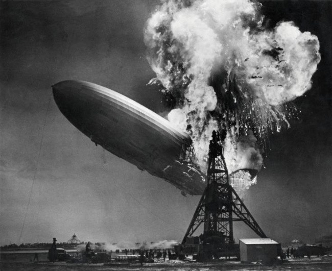 Khinh khí cầu Hindenburg bốc cháy dữ dội ngày 6/5/1937 khiến 35 người trên tàu và 1 người dưới mặt đất thiệt mạng.