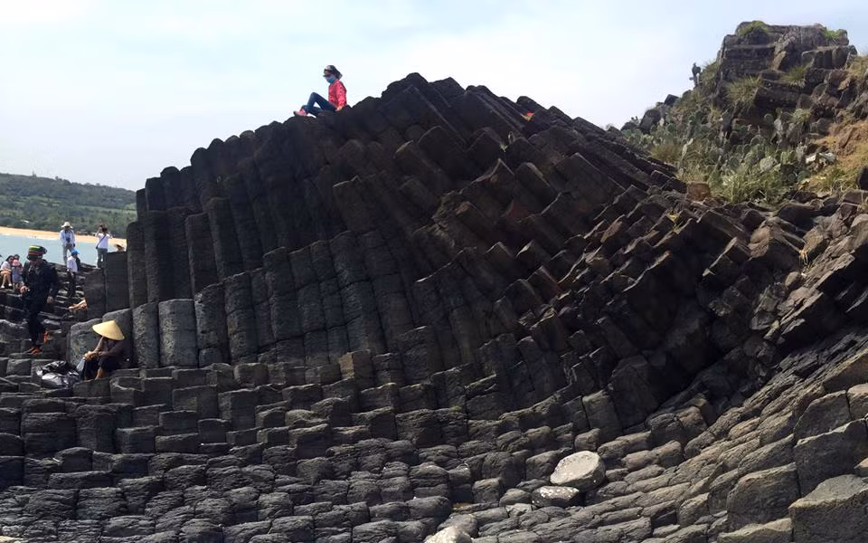 Nhìn từ xa, Gành Đá Đĩa trông giống một tổ ong khổng lồ vô cùng kỳ vĩ.