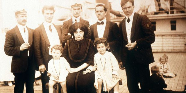 Khi ấy, ông Michel đặt 3 vé hạng sang trên tàu Titanic dưới tên giả là người đàn ông góa vợ Hoffman cùng hai con Louis và Lolo, tới Mỹ nhằm bắt đầu cuộc sống mới.