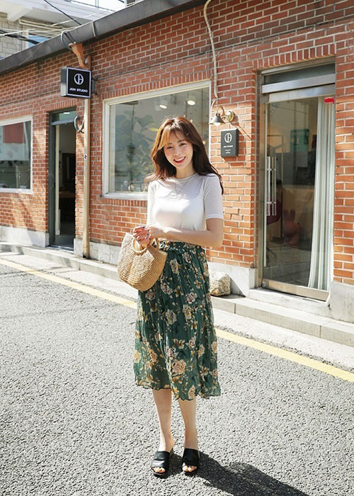 Áo phông cũng hết sức ăn rơ nếu bạn mix nó cùng với chân váy midi họa tiết dáng xòe. Chỉ cần khéo léo thêm một vài phụ kiện như đồ trang sức nhỏ xinh hay chiếc túi cói là các cô nàng sẽ có được diện mạo hợp mốt và ưng mắt.