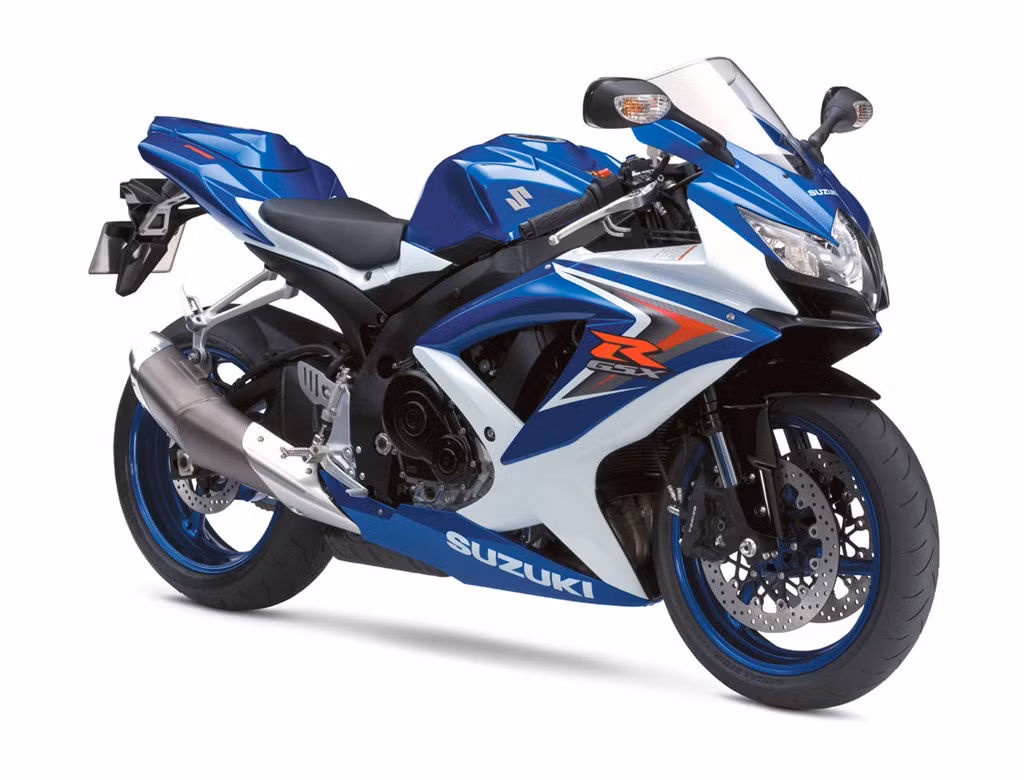 10. Suzuki GSX-R750: Dù sở hữu dung tích nhỏ hơn đàn anh GSX-R1000, nhưng Suzuki GSX-R750 từ lâu vẫn chiếm một vị trí quan trong trong tim các tín đồ tốc độ, mẫu xe này là một đối thủ khó nhằn trong phân khúc sportbike. Có thông tin rằng Suzuki sẽ cho ra mắt bản nâng cấp của GSX-R750 trong năm nay, đáp ứng tiêu chuẩn khí thải Euro4, đồng nghĩa với việc thế hệ từ 2011 sẽ được ngừng sản xuất.