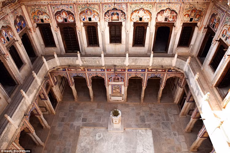 Tuy nhiên, khi giới nhà giàu ở Ấn Độ rời bỏ Shekhawati để chuyển đến các khu vực sầm uất hơn như Mumbai, Delhi và cả sang nước ngoài sinh sống thì vùng đất này dần bị bỏ hoang phế.