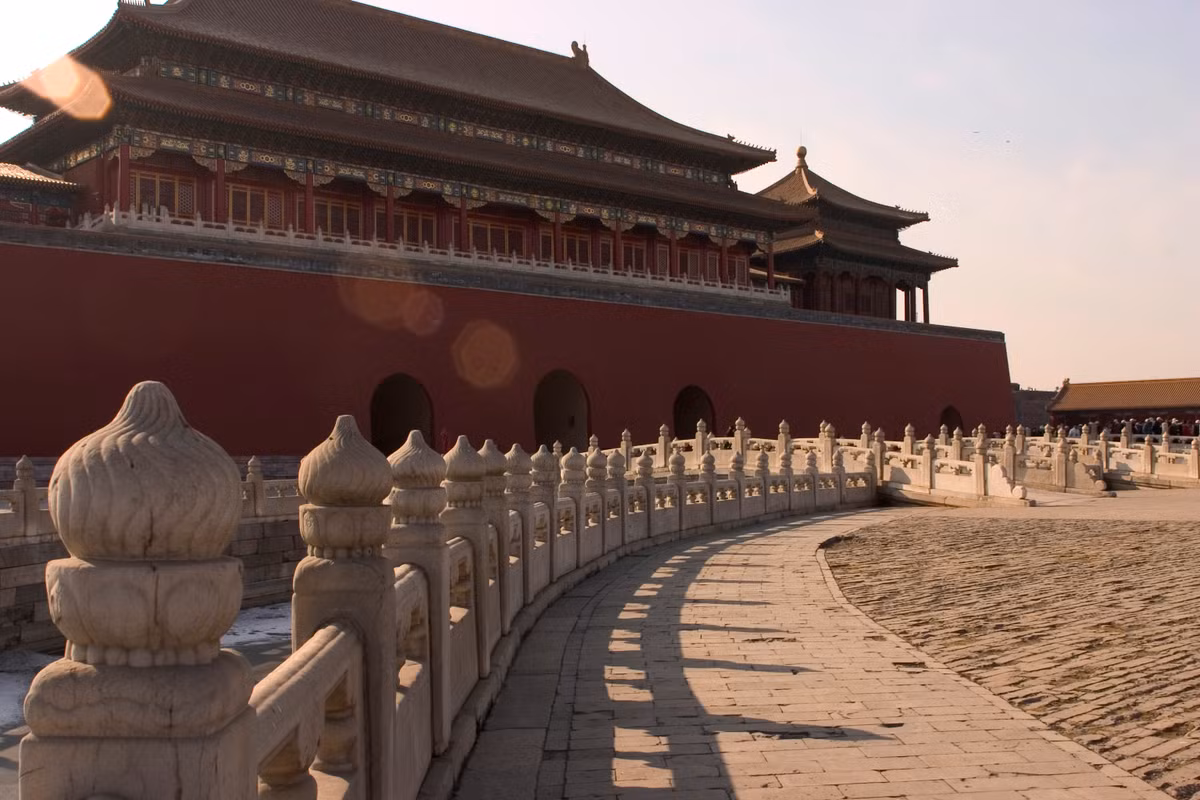 Những con đường này được làm ở giữa công trường xây dựng và mỏ đá rồi sử dụng xe trượt tuyết để vận chuyển.