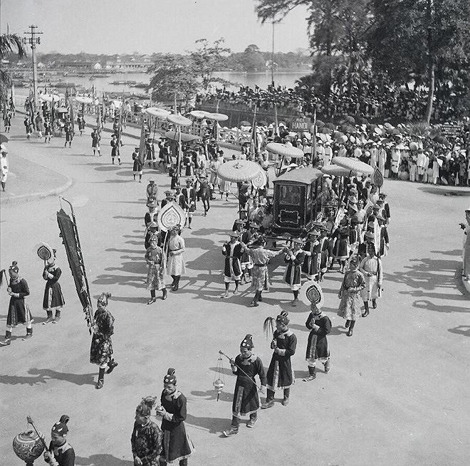 Đám rước hồi cung