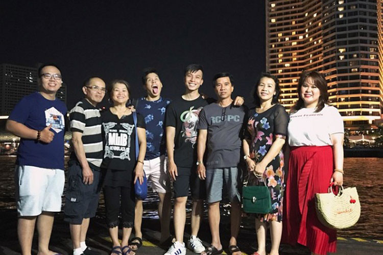 Gia đình 2 bên đều có mặt đông đủ trong kì nghỉ đặc biệt này.