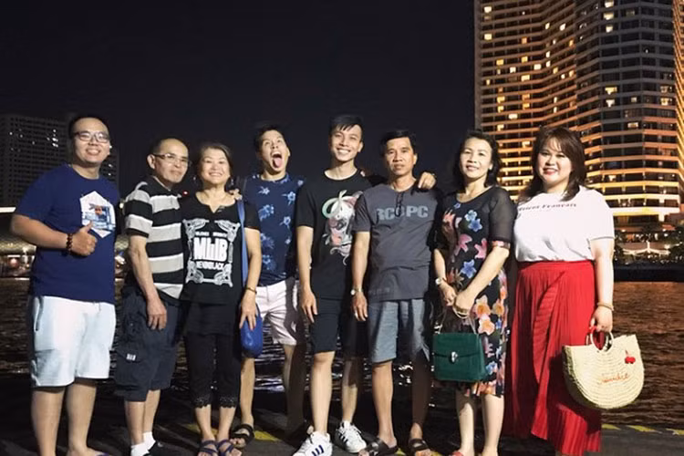 Gia đình 2 bên đều có mặt đông đủ trong kì nghỉ đặc biệt này.