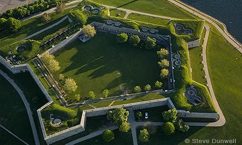 Pháo đài cổ trên là một công trình làm bằng đá granite. Công trình kiên cố này được xây dựng với mục đích bảo vệ cảng cho thành phố Boston, Massachusetts.