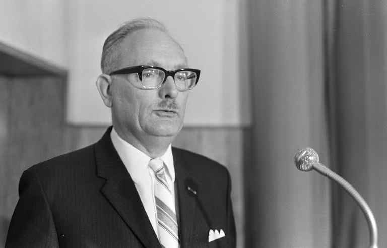 Do vậy, ông Hulst và các đồng nghiệp đưa hàng trăm trẻ em Do Thái vượt qua hàng rào và ẩn nấp tạm thời trong trường.