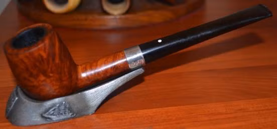 Tuy nhiên, điều đặc biệt của chiếc tẩu dành cho điệp viên Anh là nó được thiết kế có thể bắn một viên đạn nhỏ nhằm tiêu diệt đối phương ở cự ly gần.