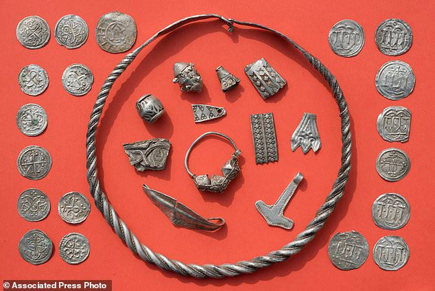 Kế đến, thầy trò Schön báo với cơ quan chức năng và các nhà khảo cổ nên đã tìm thấy được kho báu thuộc triều đại vua Harald Gormsson, còn được biết đến với biệt danh là Bluetooth. Trong số những vật được tìm thấy gồm có hàng trăm đồng bạc, dây chuyền, ngọc trai, búa, cài áo, nhẫn, vòng đeo tay, một búa thần Thor...