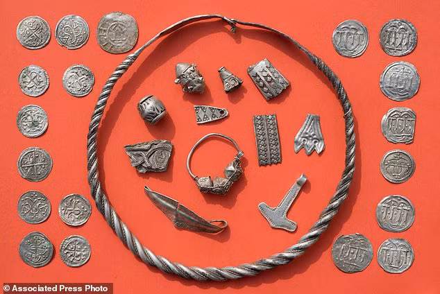 Kế đến, thầy trò Schön báo với cơ quan chức năng và các nhà khảo cổ nên đã tìm thấy được kho báu thuộc triều đại vua Harald Gormsson, còn được biết đến với biệt danh là Bluetooth. Trong số những vật được tìm thấy gồm có hàng trăm đồng bạc, dây chuyền, ngọc trai, búa, cài áo, nhẫn, vòng đeo tay, một búa thần Thor...