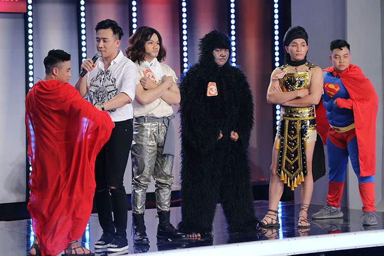 Hai đội chơi sẽ tìm ra ai là diễn viên xiếc nhào lộn đến từ Nhật Bản, ai là người nuốt kiếm và bi sắt, ai có khả năng beatbox và ai là thật sự là phụ nữ. Tập 1 sẽ được phát sóng tối 8.4 trên HTV7.