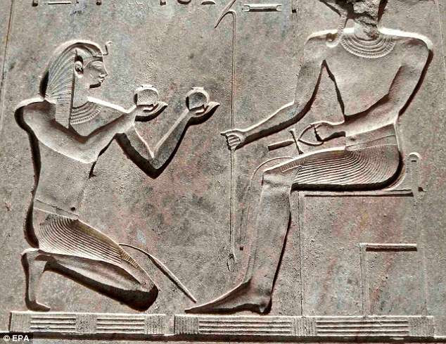 Khi ấy, người Hồi giáo đã tàn phá một số ngôi đền và các công trình khác để xây dựng các công trình phòng thủ.