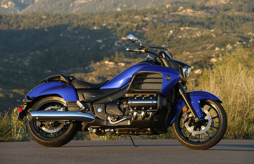 2. Honda F6C Valkyrie: Honda F6C là mẫu môtô cruiser rất được yêu thích, sở hữu động cơ 6 xi-lanh đối xứng, dung tích 1.832 cc, 5 cấp số. Mặc dù hãng xe Nhật đã công bố Gold Wing mới trong năm nay, thay thế cả Gold Wing cũ và F6B kiểu bobber, nhưng thông tin về phiên bản F6C Euro4 lại không hề được đề cập. Có thể phiên bản động cơ Euro3 là thế hệ cuối cùng của mẫu xe đường trường này.