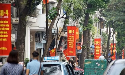 Chào mừng 43 năm Ngày giải phóng miền Nam, thống nhất đất nước (30/4/1975 - 30/4/2018), khắp mọi nẻo đường tuyến phố Hà Nội đều được trang hoàng, rợp bóng cờ đỏ sao vàng.