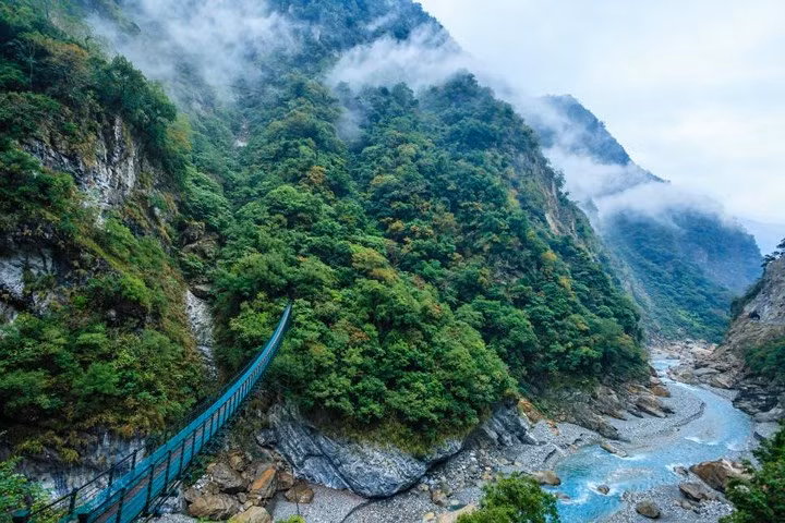 Vườn quốc gia Taroko, Đài Loan. Vườn quốc gia Taroko có tên được đặt theo hẻm núi dài 12 dặm Taroko Gorge, cao 1000ft và chỉ rộng khoảng 30-40ft tại những chỗ hẹp nhất. Nếu bạn là một người ưa thích độ cao, hãy chọn tuyến đường mòn Zhuilu chạy quanh một vách đá cao vài trăm ft so với thềm thung lũng và không có thanh chắn.