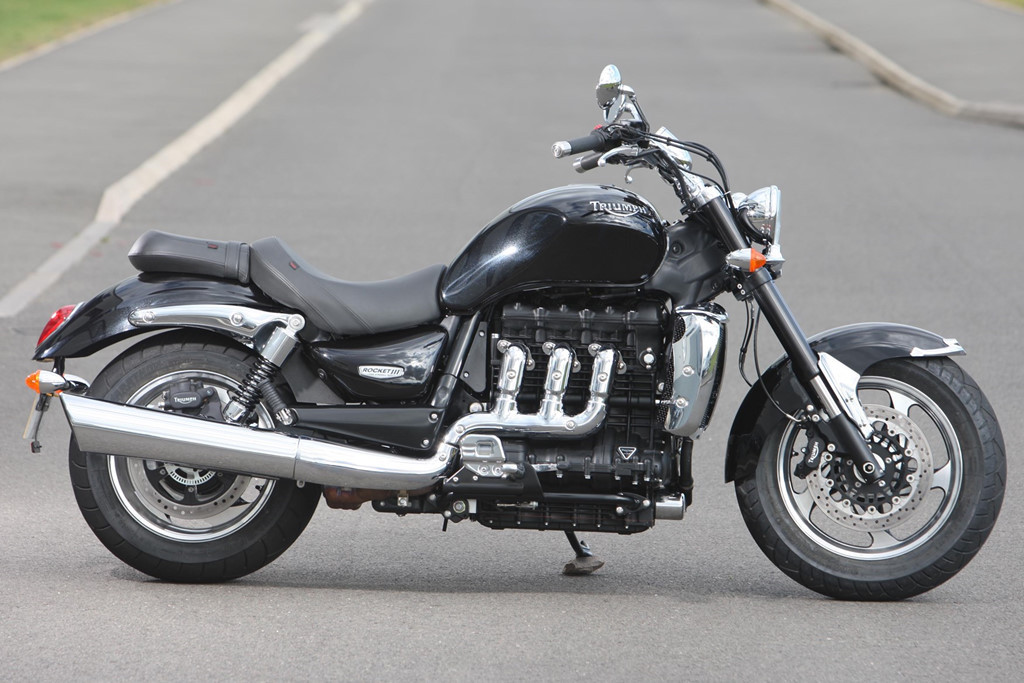 5. Triumph Rocket III: Triumph Rocket III là mẫu môtô thương mại có dung tích khủng nhất trên thế giới hiện nay, với động cơ 3 xi-lanh thẳng hàng dung tích 2.294 cc. Xe được ra mắt lần đầu vào năm 2004. Tuy nhiên hãng xe Anh quốc không dành nhiều đầu tư cho Rocket III và cũng không có ý định nâng cấp. Khi Bonneville đang phá vỡ kỷ lục doanh thu của Triumph, Rocket III dần trở vào quên lãng. Đây là cơ hội cuối để sở hữu chiếc môtô khủng này trước khi nó bị loại bỏ khỏi thị trường.