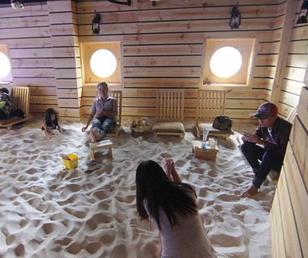 Bãi biển trong nhà khá rộng nhưng chỉ có 12 ghế để đảm bảo cho khách có không gian thư giãn thoải mái. Không tiết lộ chi phí đầu tư, song theo lời nhân viên, các công đoạn tạo nên bãi biển trong nhà tương đối mất thời gian.