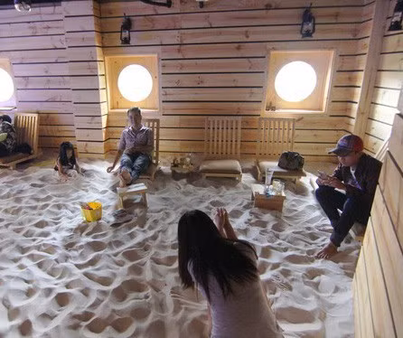 Bãi biển trong nhà khá rộng nhưng chỉ có 12 ghế để đảm bảo cho khách có không gian thư giãn thoải mái. Không tiết lộ chi phí đầu tư, song theo lời nhân viên, các công đoạn tạo nên bãi biển trong nhà tương đối mất thời gian.