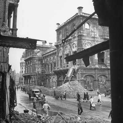 Khi xảy ra ném bom, nhiều người dân Vienna chạy xuống hầm trú ẩn bên dưới nhà hát opera thành phố Vienna và điện Philippshof.