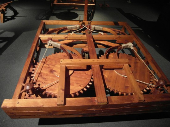 Khi người lạ đột nhập vào bên trong lăng mộ thì bẫy nỏ này tự động bắn tên khiến kẻ đó có nguy cơ tử vong.