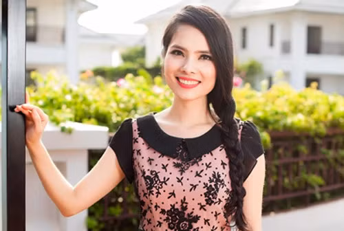 Kiều Thanh: 17 năm về trước, Phía trước là bầu trời là bộ phim được khán giả cả nước yêu thích. 17 năm sau, nhiều diễn viên trong phim không còn giữ được sức nóng, danh tiếng như khi phim gây chú ý. Nhưng, bộ phim và cả các nhân vật trong phim đã trở thành kỷ niệm gắn liền với tuổi thơ của một thế hệ khán giả. Trong các nhân vật, Trà "cave" do nữ diễn viên Kiều Thanh thể hiện vừa nhận được sự cảm thông, thương xót vì hoàn cảnh éo le nhưng cũng khiến không ít khán giả tức giận, bất bình vì lối sống bất cần, buông thả. Thể hiện của Kiều Thanh đã khiến Trà "Cave" trở thành một trong những nhân vật thành công và khó quên nhất trong sự nghiệp diễn xuất của cô.