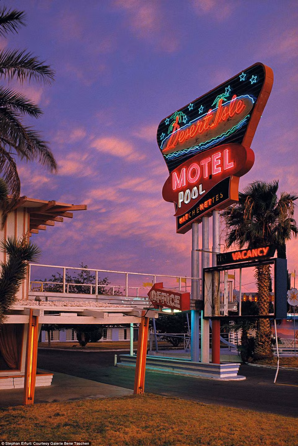 Một góc nhỏ ở Las Vegas khi hoàng hôn buông xuống, ánh đèn đầy sắc màu được bật lên.