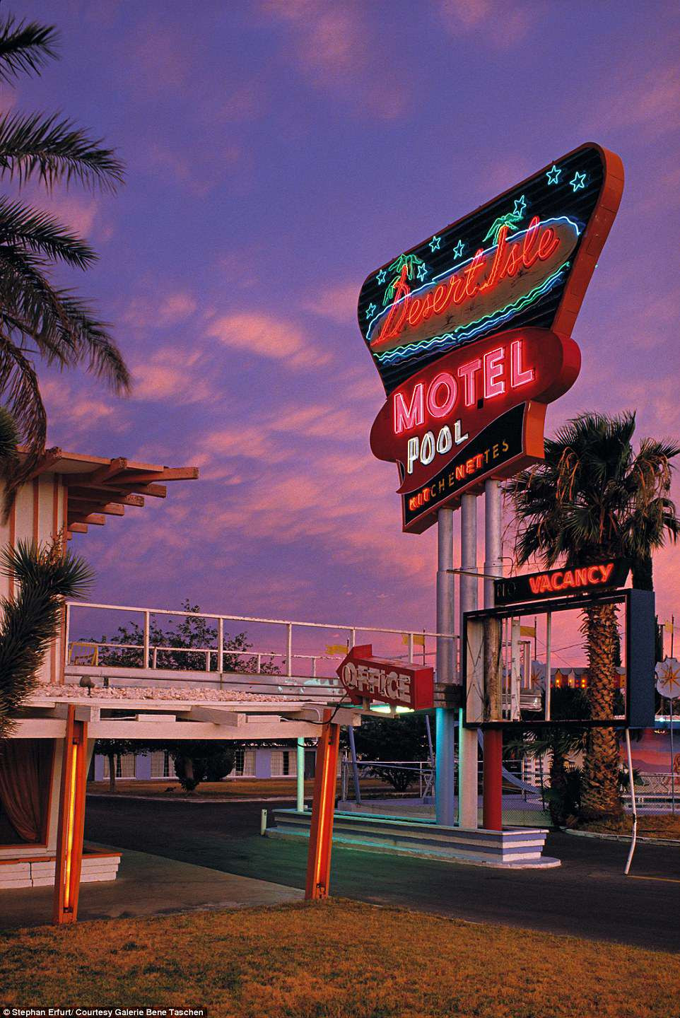 Một góc nhỏ ở Las Vegas khi hoàng hôn buông xuống, ánh đèn đầy sắc màu được bật lên.