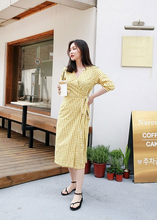 Váy liền quấn vạt - kiểu váy hot nhất hè này sẽ trở nên bắt mắt bội phần khi được in họa tiết gingham màu vàng nhạt. Kết hợp items này cùng sandals quai mảnh, các bạn gái yên tâm là mình đã cập nhật những xu hướng mới và hot nhất hè này rồi đấy nhé!