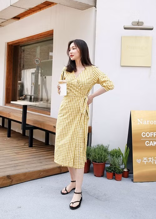 Váy liền quấn vạt - kiểu váy hot nhất hè này sẽ trở nên bắt mắt bội phần khi được in họa tiết gingham màu vàng nhạt. Kết hợp items này cùng sandals quai mảnh, các bạn gái yên tâm là mình đã cập nhật những xu hướng mới và hot nhất hè này rồi đấy nhé!