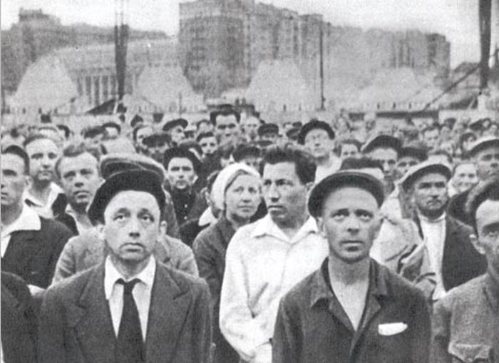 Khi nghe tin tức binh sĩ phát xít Đức tràn vào biên giới Liên Xô, người dân ở Moscow không khỏi bị sốc, thậm chí là cảm thấy khó tin. Ảnh chụp ngày 22/6/1941.