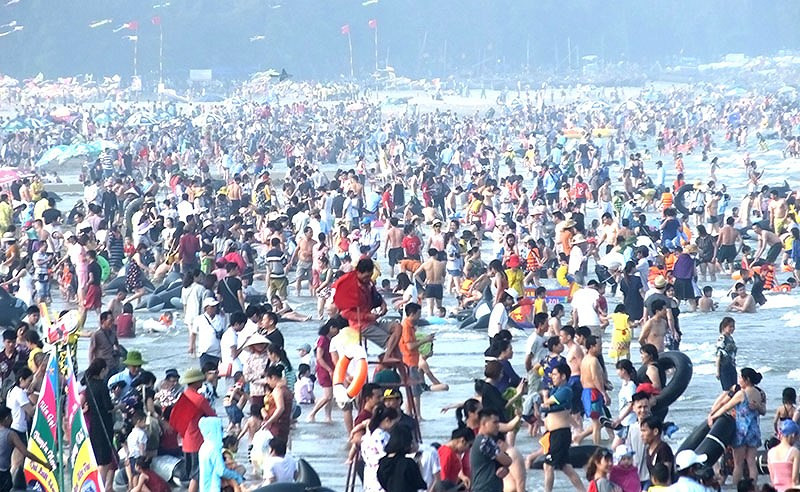 Một người dân địa phương cho hay đây chưa phải là thời điểm đông du khách vì là kỳ nghỉ lễ dài nên nhiều gia đình không quá vội vàng trong việc sắp xếp đi nghỉ lễ. Người này dự đoán với thời tiết đẹp trong những ngày tới, Sầm Sơn sẽ đón một lượt khách lớn nữa.