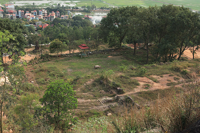 Chùa Dạm được xây dựng trên diện tích trên 2 mẫu Bắc Bộ, với 4 cấp cao dần lên đỉnh núi. Các cấp nền đều có xếp đá lớn chống xói lở, cao tới 6-7m. Ngôi chùa này cũng từng được gọi là chùa Trăm Gian, vì chùa rất rộng lớn, với hàng trăm gian nhà.