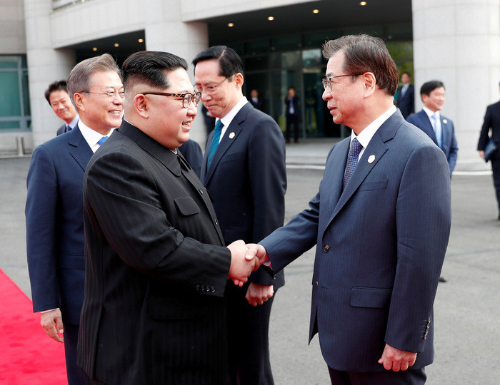 Ông Kim Jong Un bắt tay ông Suh Hoon sáng 27-4 tại Bàn Môn Điếm - Ảnh: REUTERS
