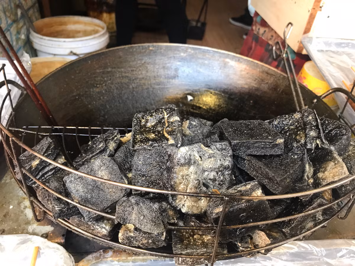 Bánh tép ngon nhất nếu được rán từ mẻ tép mới đánh còn tươi lách tách. Nhưng không nhiều những hàng rán tươi như vậy. Ở nơi đây, cứ đi vài ba cửa hàng, bạn lại có thể nhìn thấy những hàng bán đồ ăn vặt với những phong bánh tép rán sẵn; những mẻ đậu phụ thối bày ê hề mà khi ăn người ta sẽ cắt nhỏ đậu ra và rưới lên một thứ nước sốt cay nồng rất khó tả. Đồ ăn vặt “gì cũng nướng” cũng là một nét đặc trưng khác của nơi đây.