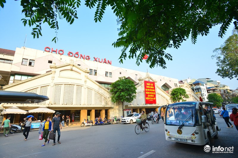 Và hình ảnh đoàn xe điện chạy ngang qua chợ đồng Xuân năm 2018. Không chỉ là nơi giao thương buôn bán, chợ Đồng Xuân còn là nơi chứa đựng nhiều giá trị văn hóa tinh thần phản ánh cuộc sống sinh hoạt của người dân Kẻ Chợ. Chợ cũng là điểm đến không thể thiếu của du khách mỗi khi ghé thăm Thủ đô.