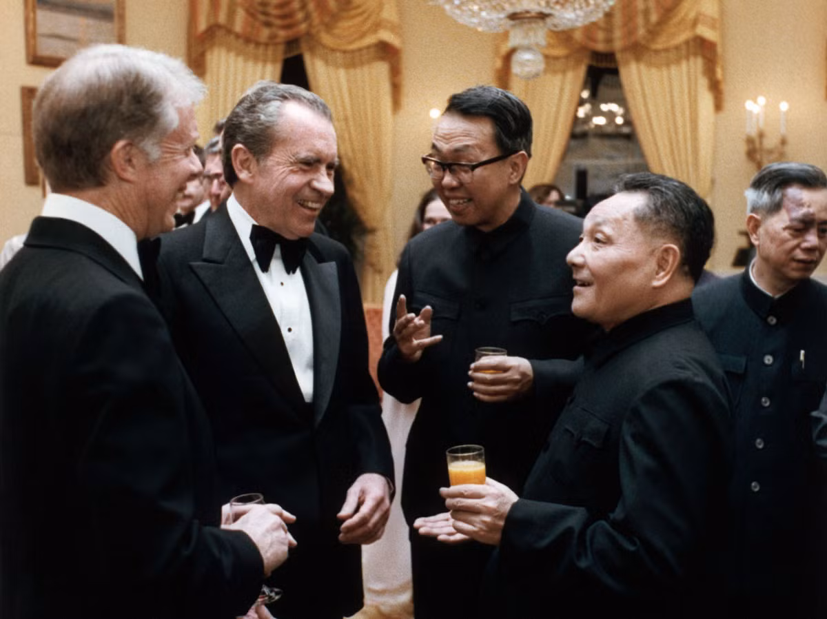 Cựu Tổng thống Richard Nixon, Tổng thống Jimmy Carter và lãnh đạo Trung Quốc Đặng Tiểu Bình trò chuyện vui vẻ trong một buổi tiệc tối ở Nhà Trắng. Buổi tiệc này được tổ chức nhân chuyến thăm Mỹ của ông Đặng Tiểu Bình ngày 29/1/1979.