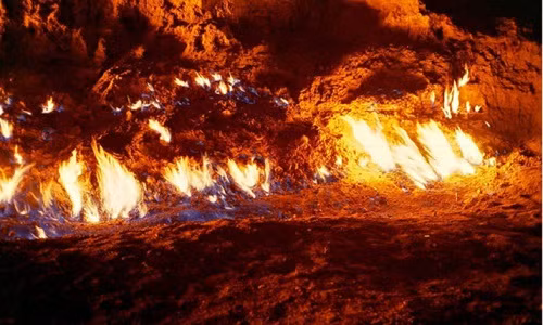 Những ngọn lửa trên núi Yanar Dag có thể bùng cháy lên cao 3m.