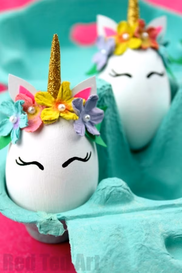 Góc bàn ăn được kết hợp giữa những con vật, những đám mạ non cùng những quả trứng nhiều màu sắc giúp không khí thêm tươi vui và mới lạ.