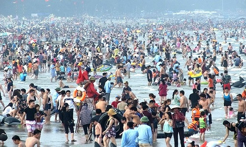 Người dân chen chân đổ về Sầm Sơn trong ngày đầu kỳ nghỉ lễ.