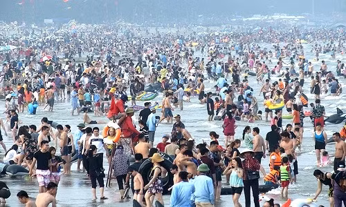 Người dân chen chân đổ về Sầm Sơn trong ngày đầu kỳ nghỉ lễ.